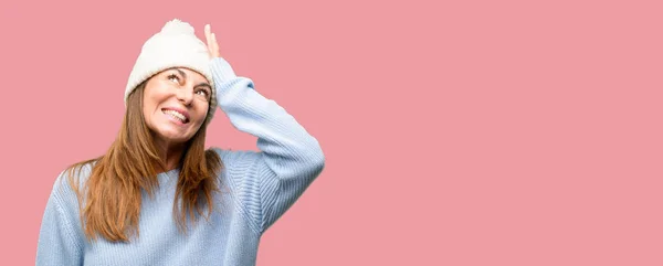 Mujer Mediana Edad Con Gorra Invierno Lana Aterrorizada Nerviosa Expresando —  Fotos de Stock