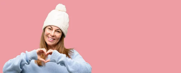 Middelbare Leeftijd Vrouw Dragen Wol Winter Glb Gelukkig Tonen Liefde — Stockfoto