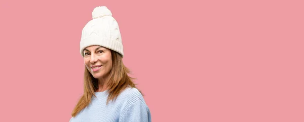 Mujer Mediana Edad Con Gorra Invierno Lana Segura Feliz Con — Foto de Stock