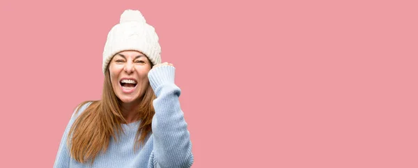 Mulher Meia Idade Usando Boné Inverno Irritado Irritado Expressando Emoção — Fotografia de Stock