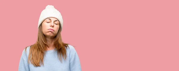 Středního Věku Žena Nosí Vlněné Zimní Čepice Ospalý Výraz Přepracovaní — Stock fotografie