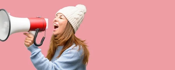 Mulher Meia Idade Usando Boné Inverno Comunica Gritando Alto Segurando — Fotografia de Stock