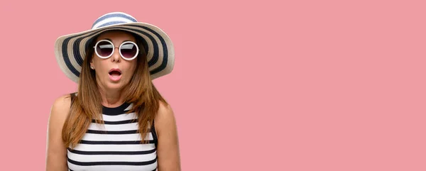 Mujer Fresca Mediana Edad Que Usa Sombrero Verano Gafas Sol —  Fotos de Stock