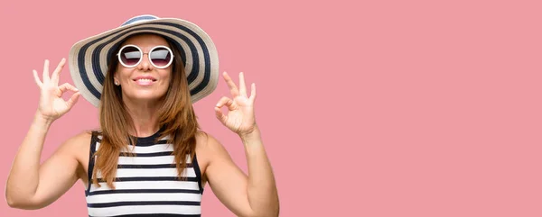 Femme Cool Moyen Âge Portant Chapeau Été Des Lunettes Soleil — Photo