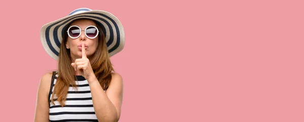 Mujer Fresca Mediana Edad Con Sombrero Verano Gafas Sol Con —  Fotos de Stock