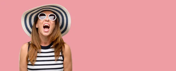 Mujer Fresca Mediana Edad Con Sombrero Verano Gafas Sol Estresantes —  Fotos de Stock