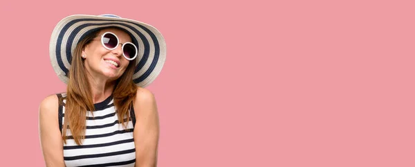 Mujer Fresca Mediana Edad Que Usa Sombrero Verano Gafas Sol —  Fotos de Stock