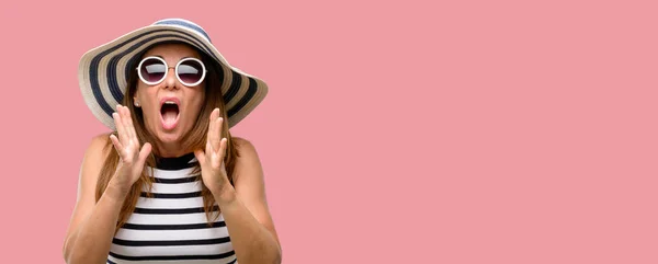 夏帽子とサングラス ストレスを着て中年クールな女性がパニックで恐怖の頭の上に手を保つこと — ストック写真