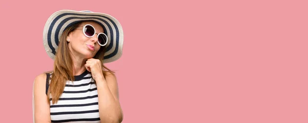 Mujer Fresca Mediana Edad Que Usa Sombrero Verano Gafas Sol —  Fotos de Stock