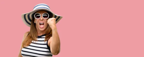 中年凉爽的女人戴着夏天的帽子和太阳镜恼怒和生气地表达消极的情绪 惹恼了某人 — 图库照片