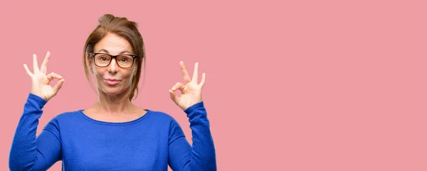 ウールのセーターと瞑想とリラクゼーションを表現する両方の手で の手話をやっているメガネを身に着けている中年女性 — ストック写真