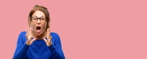 Wanita Paruh Baya Mengenakan Sweater Wol Dan Kacamata Dengan Stres — Stok Foto