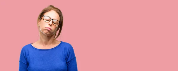 Frau Mittleren Alters Trägt Wollpullover Und Brille Mit Schläfrigem Gesichtsausdruck — Stockfoto