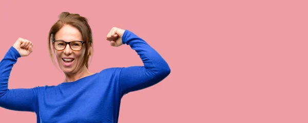 中年の女性はウールのセーターとメガネ幸せと興奮祝う勝利大成功 エネルギーおよび肯定的な感情を表現することを身に着けています 新しい仕事の喜びを祝う — ストック写真