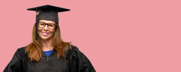 Estudiante Graduada Mayor Confiada Feliz Con Una Gran Sonrisa Natural —  Fotos de Stock