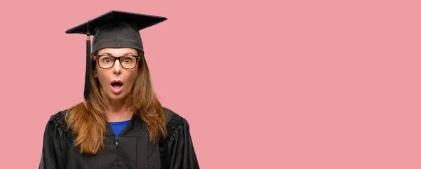 Senior Afgestudeerde Student Vrouw Bang Schok Uitdrukken Van Paniek Angst — Stockfoto