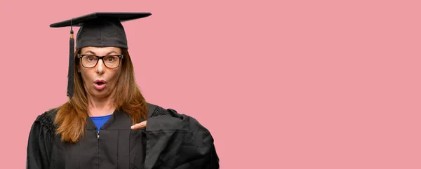 Estudiante Graduada Mayor Feliz Sorprendida Animando Expresando Gesto Sorpresa Señalando — Foto de Stock