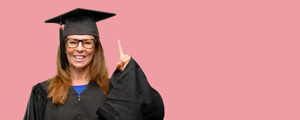 Estudiante Graduada Mayor Levantando Dedo Número Uno — Foto de Stock