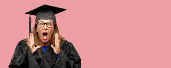 Senior Studente Laureato Donna Stressante Tenere Mani Sulla Testa Terrorizzato — Foto Stock