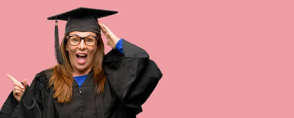 Aluno Graduado Mulher Apontando Lado Lado Com Dedo — Fotografia de Stock