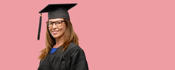 Estudiante Graduada Senior Confiada Feliz Con Una Gran Sonrisa Natural —  Fotos de Stock