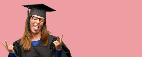 Estudante Graduação Sênior Mulher Olhando Para Câmera Mostrando Tong Fazendo — Fotografia de Stock