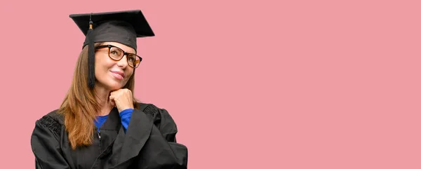 Senior Estudante Pós Graduação Mulher Pensando Olhando Para Cima Expressando — Fotografia de Stock