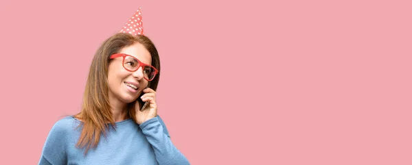 Donna Mezza Età Festeggia Compleanno Felice Parlando Con Uno Smartphone — Foto Stock