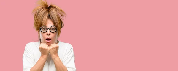 Louco Mulher Meia Idade Usando Óculos Bobos Aterrorizado Nervoso Expressando — Fotografia de Stock