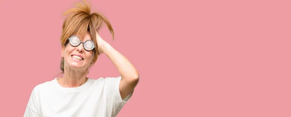 Loca Mujer Mediana Edad Con Gafas Tontas Aterrorizada Nerviosa Expresando —  Fotos de Stock