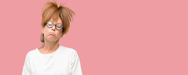 Mulher Meia Idade Louco Usando Óculos Bobos Com Expressão Sonolenta — Fotografia de Stock