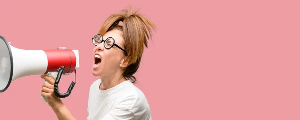 疯狂的中年妇女戴着愚蠢的眼镜沟通大声举行扩音器 表达成功和积极的概念 营销或销售的想法 — 图库照片