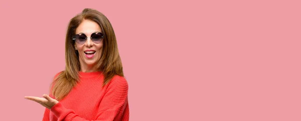 Donna Mezza Età Indossando Occhiali Sole Cuore Che Tiene Qualcosa — Foto Stock
