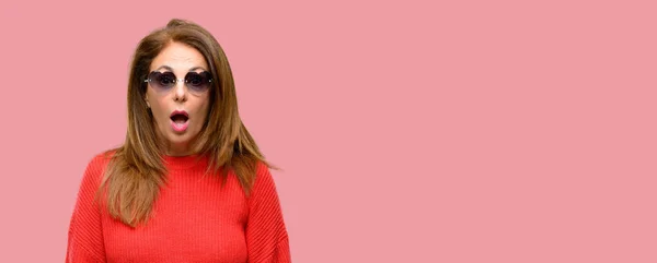 Mujer Mediana Edad Con Gafas Sol Corazón Asustada Estado Shock — Foto de Stock