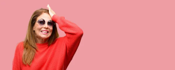 Donna Mezza Età Indossando Occhiali Sole Cuore Terrorizzato Nervoso Esprimendo — Foto Stock