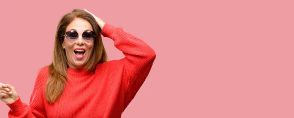 Donna Mezza Età Indossando Occhiali Sole Cuore Rivolto Verso Esterno — Foto Stock