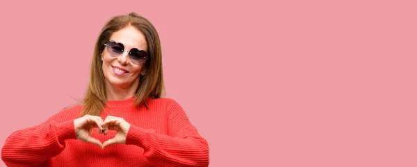 Frau Mittleren Alters Trägt Eine Sonnenbrille Und Zeigt Glücklich Liebe — Stockfoto