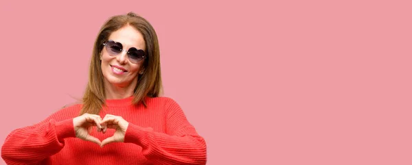 Mujer Mediana Edad Con Gafas Sol Corazón Feliz Mostrando Amor —  Fotos de Stock