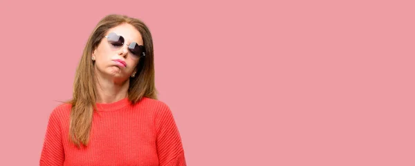 Frau Mittleren Alters Trägt Herzsonnenbrille Mit Schläfrigem Gesichtsausdruck Ist Überarbeitet — Stockfoto
