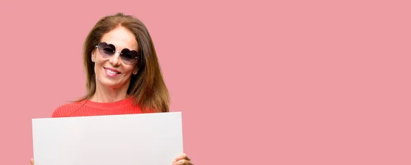 Frau Mittleren Alters Mit Sonnenbrille Und Leerem Werbebanner Gutes Plakat — Stockfoto