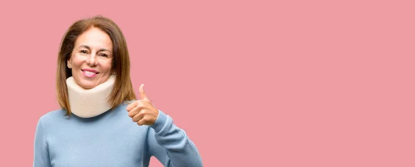 Injured Woman Wearing Neck Brace Collar Smiling Broadly Showing Thumbs — Stock Photo, Image