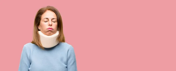 Injured Woman Wearing Neck Brace Collar Sleepy Expression Being Overworked — Stock Photo, Image