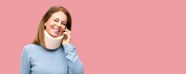 Mujer Lesionada Con Cuello Ortopédico Cuello Feliz Hablando Con Teléfono —  Fotos de Stock