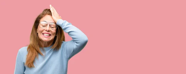 Mujer Mediana Edad Con Suéter Lana Gafas Frescas Aterrorizada Nerviosa —  Fotos de Stock