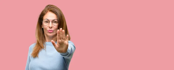 Średnim Wieku Kobieta Sobie Sweter Wełniany Okulary Fajne Poirytowany Złe — Zdjęcie stockowe