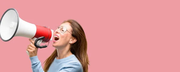 Středního Věku Žena Nosí Svetr Cool Brýle Komunikuje Křičí Hlasitě — Stock fotografie
