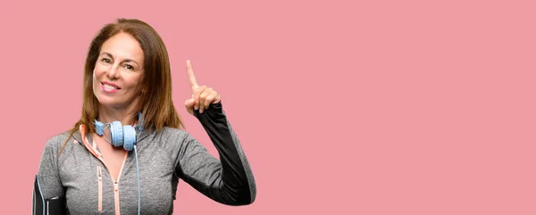 Середнього Віку Спортзал Підійде Жінці Тренувальними Навушниками Піднімають Палець Номер — стокове фото