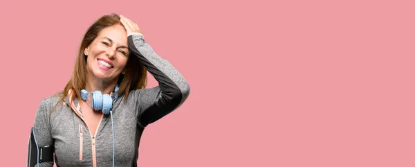 Mujer Forma Gimnasio Mediana Edad Con Auriculares Entrenamiento Aterrorizados Nerviosos — Foto de Stock