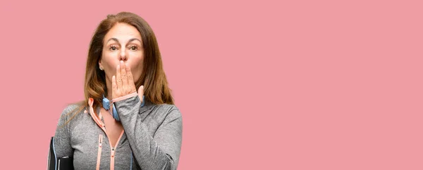 Palestra Mezza Età Forma Donna Con Cuffie Allenamento Copre Bocca — Foto Stock