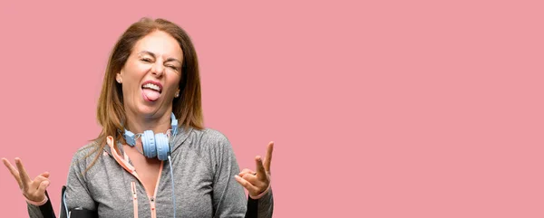 Średnim Wieku Siłownia Fit Kobieta Treningu Słuchawki Patrząc Aparatu Wyświetlone — Zdjęcie stockowe